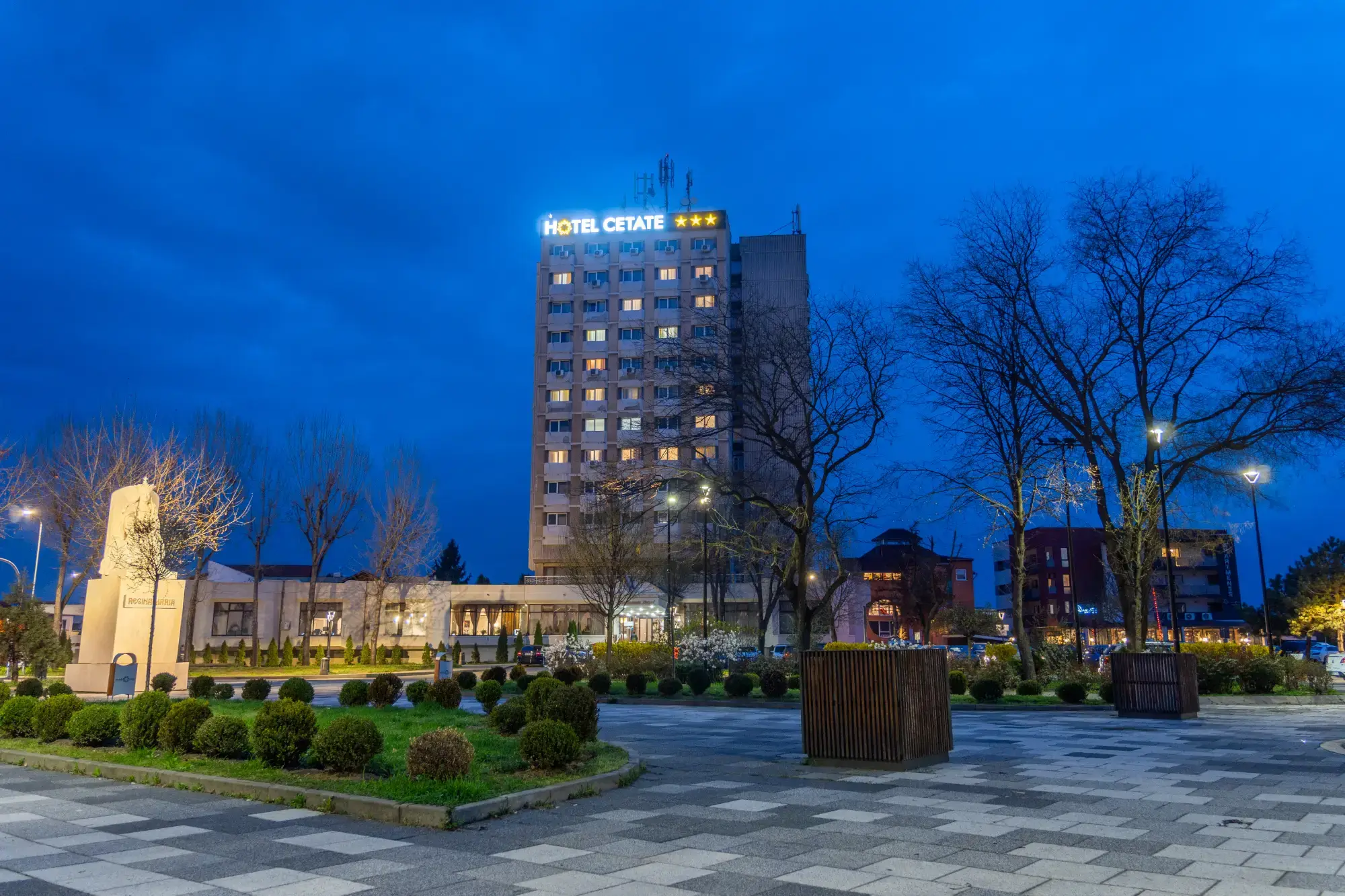 Hotel Cetate Alba Iulia iluminat noaptea, turnul de 10 etaje din centrul orașului