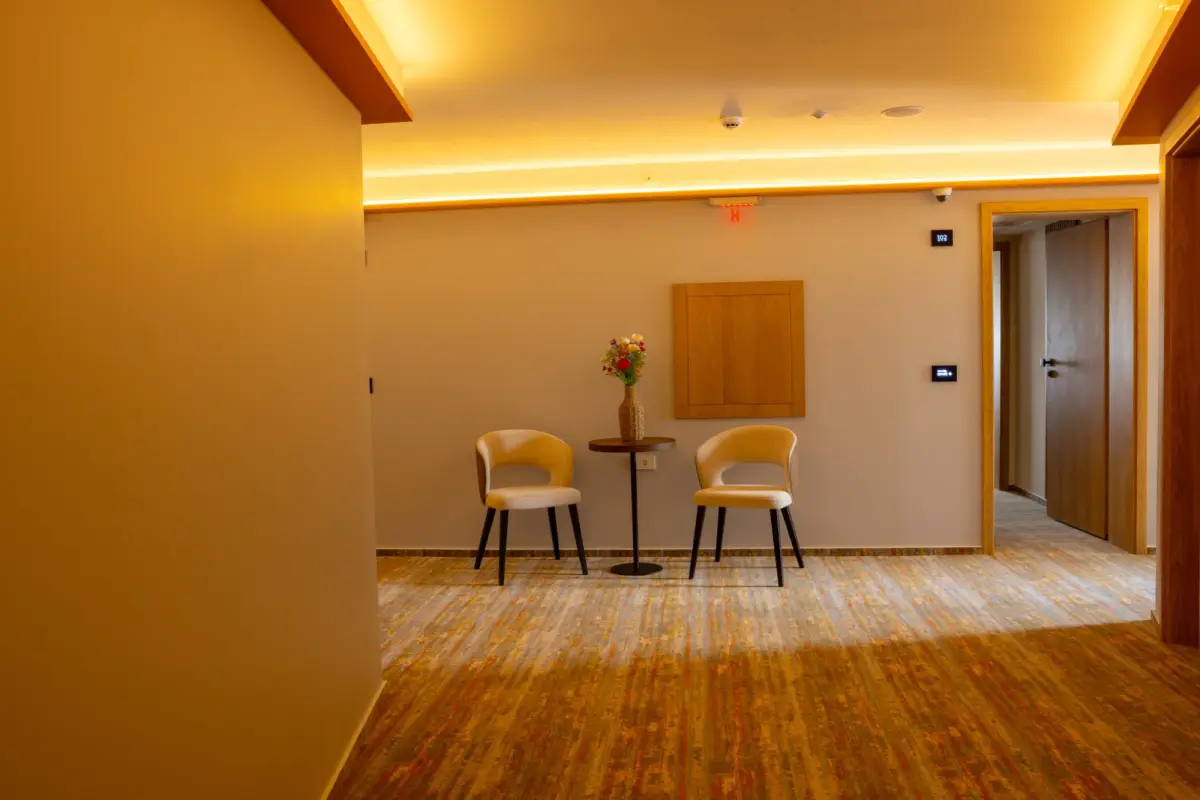 Zonă de lounge cu fotolii pe holul renovat