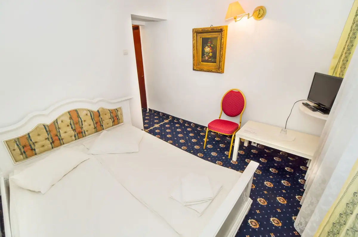 Camera Standard cu două paturi twin și mobilier clasic din lemn la Hotel Cetate